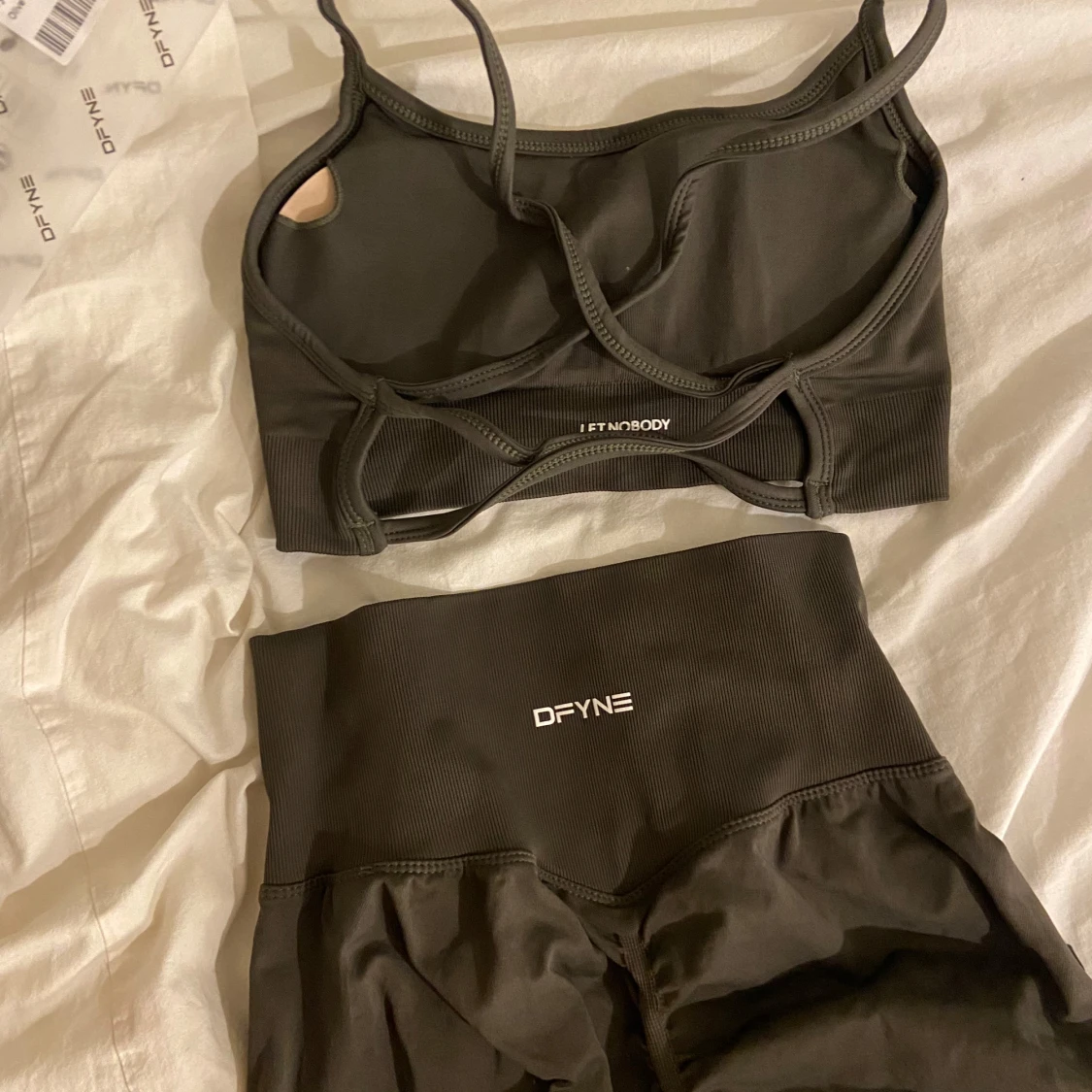 Olivgrönt  träningsset från DFYNE - 1