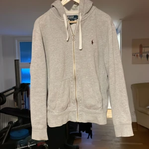 Polo Ralph lauren zip hoodie  - Hej säljer en väldigt snygg Ralph lauren zip hoodie i bra skick 8/10   Storleken är M vid frågor eller funderingar är det bara att höra av sig!