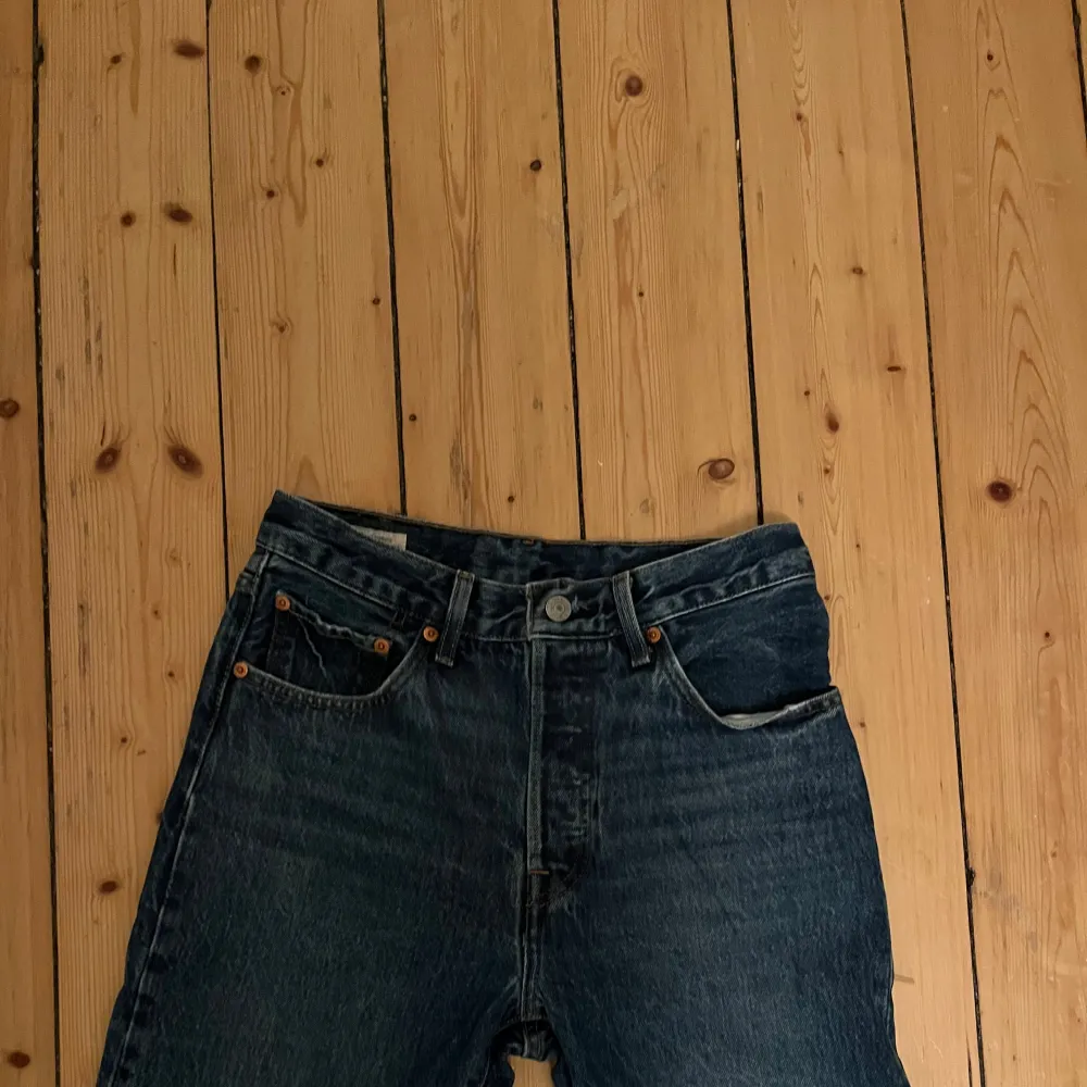Säljer nu mina Levis 501 i mörkblå denim. |De är knappt använda och skicket är 9/10! | Nypris på jeansen är 1200, men mitt pris är endast 499! ✅ |Storlek 30W, 29L | Hör av dig vid minsta fråga! 📩. Farkut & Housut.