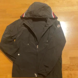 Svart vindjacka från Moncler - Fin moncler windbreaker med en simpel och stilren design, för ett bra pris. Storlek 2 ( S/M) Perfekt till regniga och  blåsiga dagar  men också till varmare tillfällen. | Endast seriösa köpare |‼️