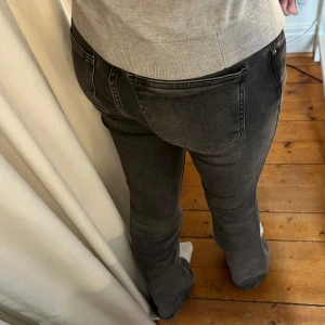 Mörkgrå jeans - Snygga mörkgråa jeans från Gina Tricot i storlek 36. Jeansen är stretchiga och superbekväma. Knappt använda, nyskick!!💞