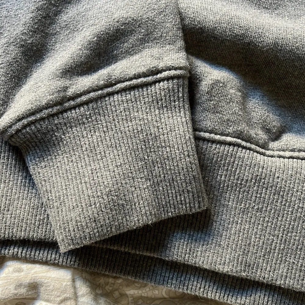 Säljer en stilren grå sweatshirt från Calvin Klein Jeans med deras ikoniska logga i svart och vitt på bröstet. Tröjan har en rund halsringning och ribbade muddar vid ärmslut och nederkant. Det är en herr s men passar som en dam m💕 säljes för den inte kommer till användning och är därmed i nyskick💕. Neuletakit & Villapaidat.