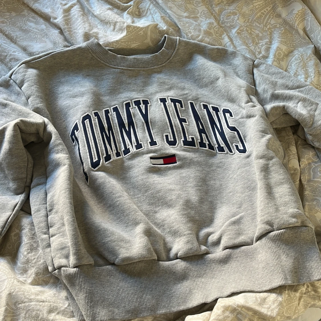 Grå sweatshirt från Tommy Jeans
