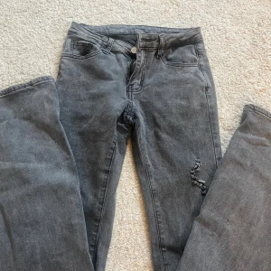 Grå jeans från Shein - Jätte jätte snygga jeans från shein i storlek XS! De är i bra skick och super för långa tjejer som är runt 170, lite för korta för mig som är 174 men funkar okej! Kontakta mig vid frågor!