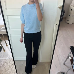 Ljusblå stickad tröja - Kortärmat stickad tröja. Sparsamt använd. Priset kan diskuteras så kom gärna med eget bud!