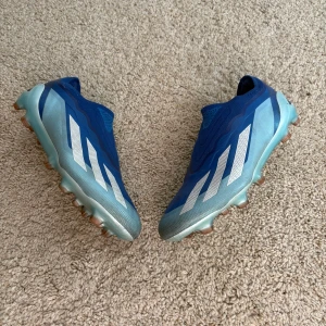 Adidas x Crazyfast - Snygga blå fotbollsskor från Adidas med vita detaljer och en modern design. Skorna är i väldigt bra skick och kan även gå ner i pris vid snabb och smidig affär 😄🌟