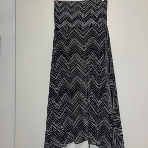 Kesämekko - Naisten kesämekko. Käy hyvin vaikka rannalle uimapuvun päälle. Yläosa napakampi kuin alaosa jotta pysyy hyvin päällä. Alaosa ohutta kangasta. Koko S/M. Pituus n 88cm, kaikai n 35cm. Uusi, käyttämätön.  Kissatalous MMM, voin mittailla tarvittaessa. Mikäli hinta ei miellytä tarjoa rohkeasti. Katsothan myös muut ilmoitukseni!!