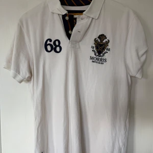 Vit pikétröja från Morris - Säljer en stilren vit pikétröja från Morris. Fint skick och storlek s