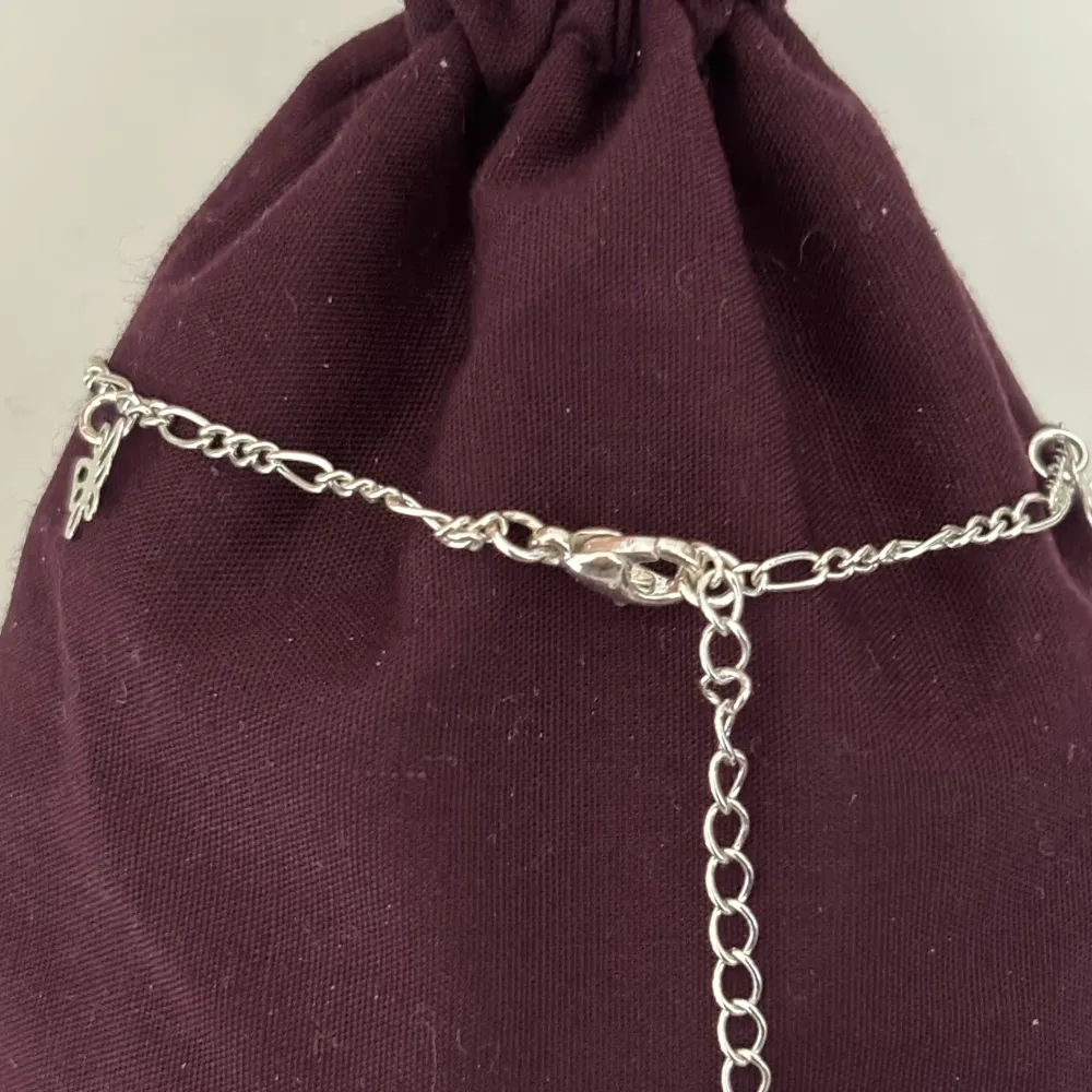 Charmigt silverfärgat (ej äkta) armband med små fjärilsberlocker. Kedjan är tunn och går att justera. Lås med karbinhake för säker passform. Skriv vid fler bilder / frågor ❤️ . Asusteet.