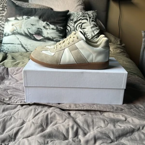 Vita sneakers från Maison Margiela - Säljer nu ett par feta masion margiela. Det är knappast några effekter bara att de är lite använda. Har haft skorna i tre veckor och har använt de ett få tal gånger. Är öppen för byten!