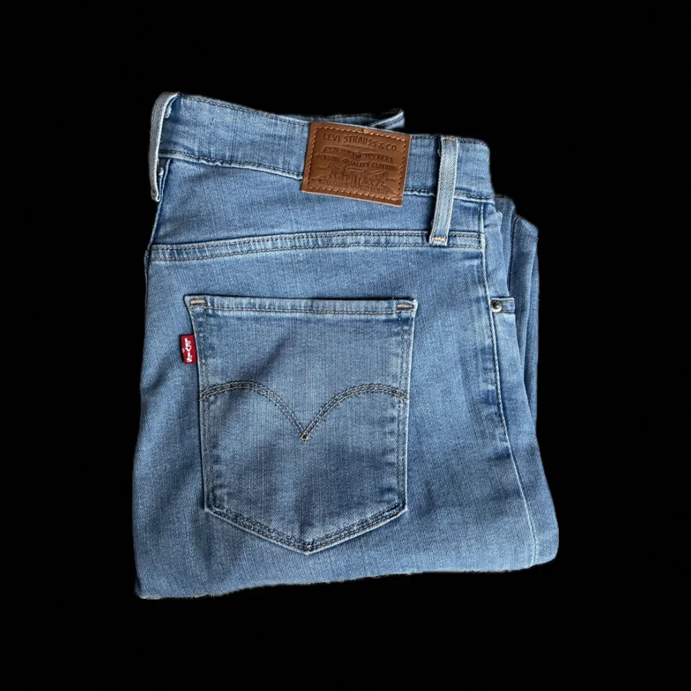 skit snygga blåa lågmidjade bootcut jeans från Levi’s. köpta förra sommaren, använda ett fåtal gånger och nytvättade. har helt enkelt bara inte kommit till någon mer användning än så tyvärr. storlekslappen är bortklippt pga obehag men jeansen sitter som M/38 funkar, dom har stretchiga material så passar också S/36 och L/40! inga spår av användning på jeansen alls, priset går att diskuteras det är bara att höra av sig! . Farkut & Housut.