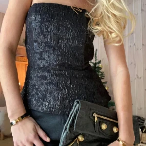 Topp - Säljer denna supersnygga topp från hm💕 stl xs!!  Dragkedjan är trög men fungerar💗