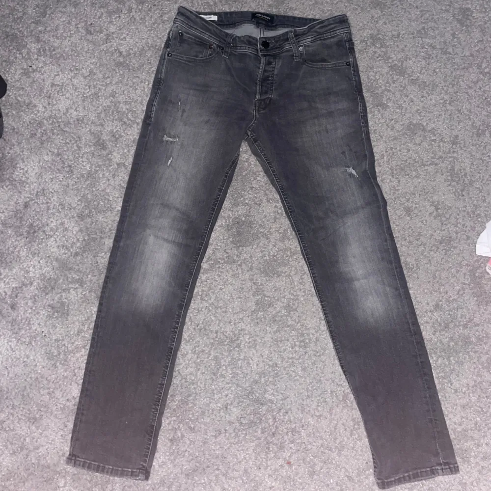 Snygga grå jeans från Jack & Jones med en slim passform. De har en klassisk femficksdesign och en diskret slitning för en trendig look. Perfekta för en avslappnad stil. Tar emot byte . Farkut & Housut.