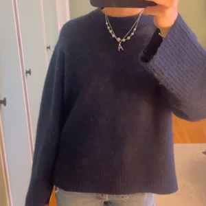 Stickad tröja  - Jättefin stickad tröja i mörkblå från Gina Young som bara används 2 gånger 💙I storlek 158/164, sitter som XS/S!