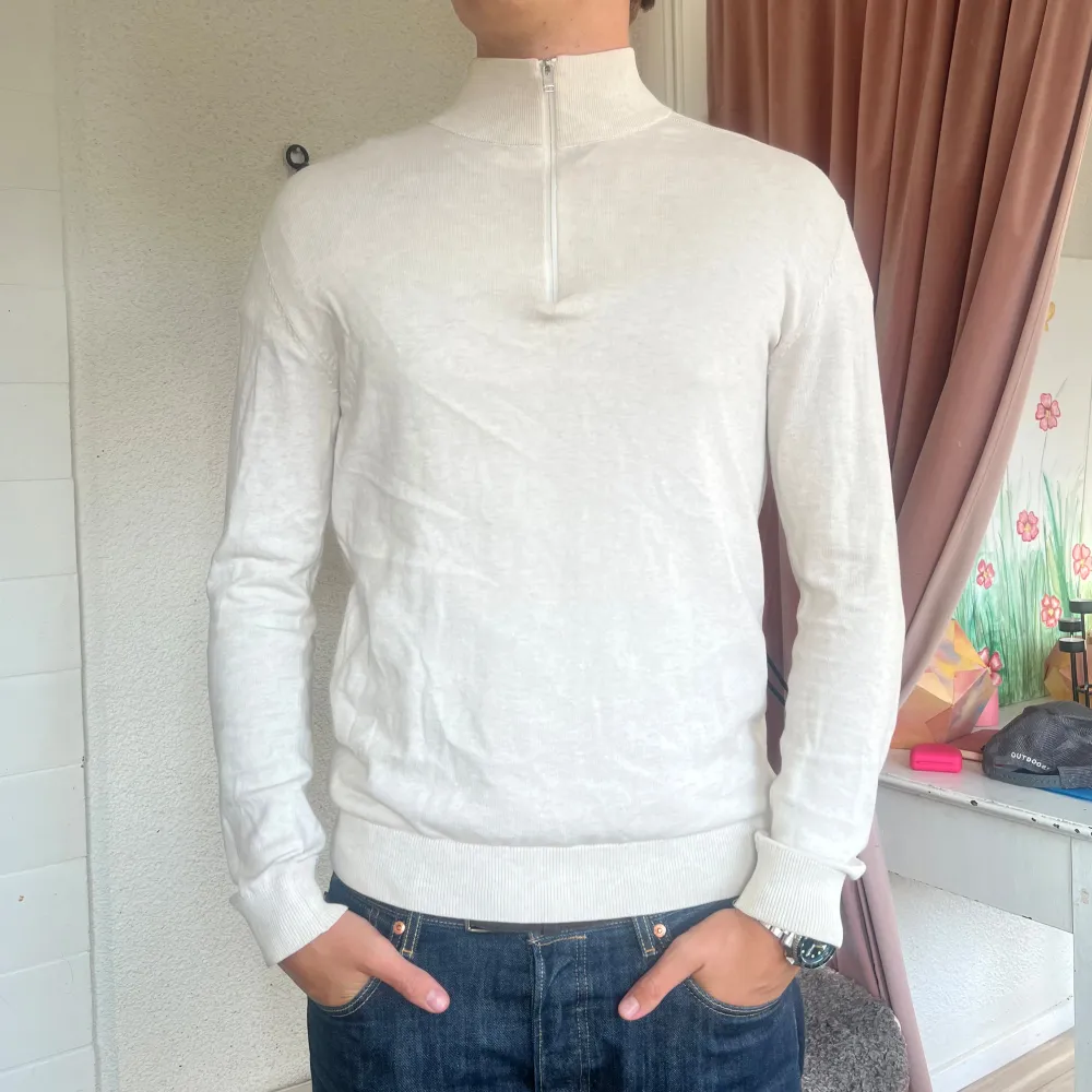 Säljer en ljust beige quarter zip från Selected Homme. Använd fåtal gånger och därmed i mycket bra skick.. Neuletakit & Villapaidat.