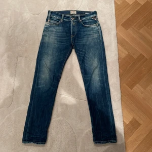 Blå jeans från Replay - Snygga blå jeans från Replay. De har en lätt slitning för en cool, avslappnad look. Perfekta för en casual stil. Pris kan diskuteras vid snabb affär. Byten kan också diskuteras! Säljer på grund av att de är för små använda typ 3 gånger