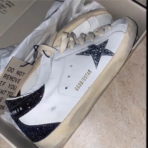 Golden goose - Säljer mina jätte fina Golden goose i storlek 38❤️ fick dom i jul och har bara testat dom🥰 säljer på grund av att jag fick min kusins gamla i storlek 39 oxh tyckte dom passade bättre❤️❤️dom är i storlek 37 mrn tycker dom passar som 38-37