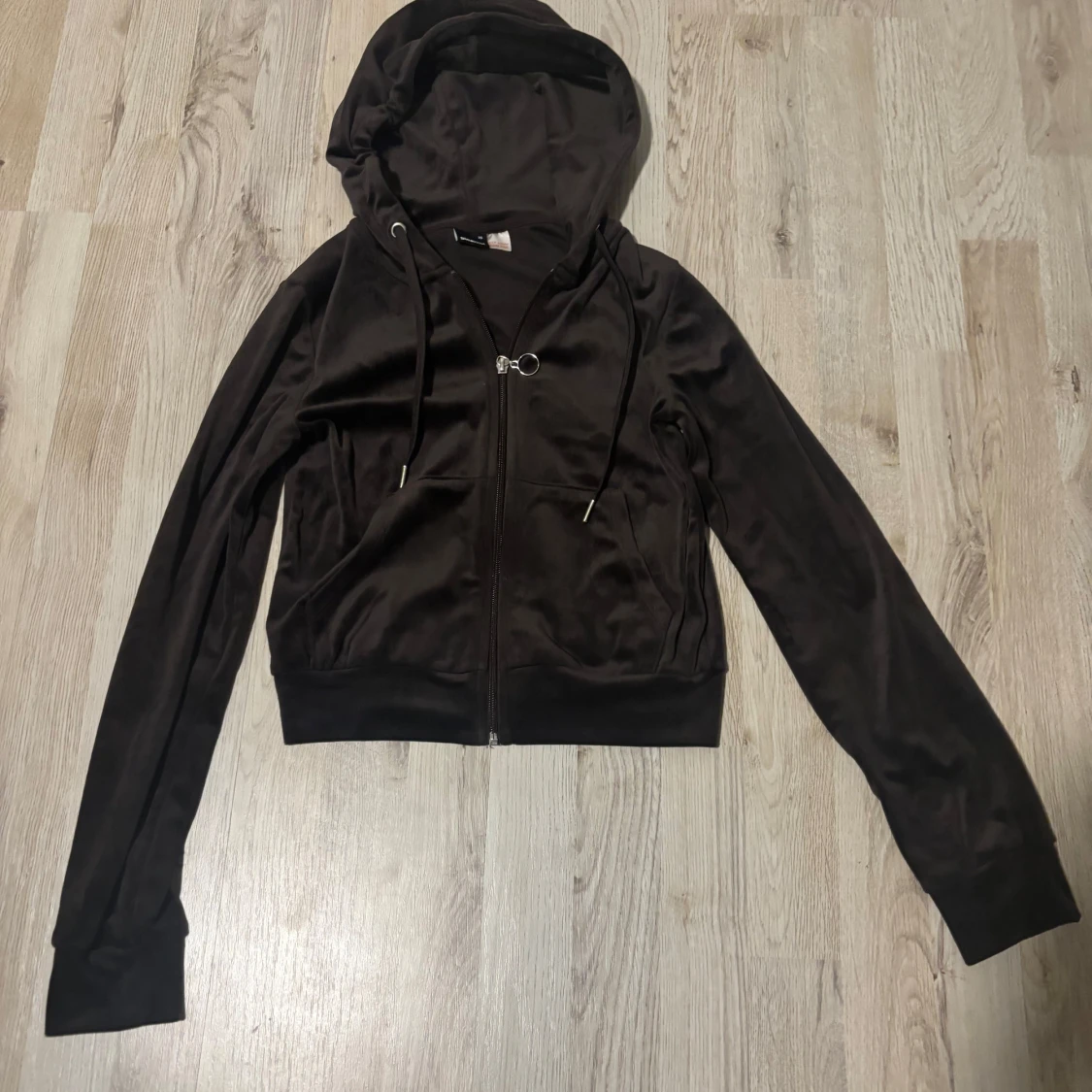 Svart hoodie med dragkedja från Gina tricot