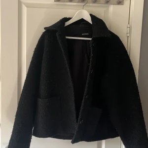 svart kappa - från monki storlek xs