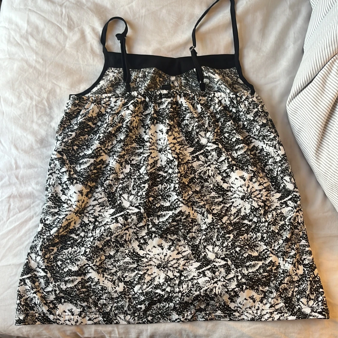 Svartvit mönstrad linnetopp från Vero Moda - 1