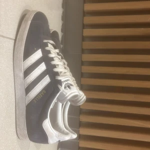 Adidas gazelle  - Hej säljer nu ett par adidas gazelle i strl 41/42 skick 7/10 pris nånstans mellan 400-700kr hör gärna av dig vid intresse!