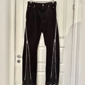 Rick Owens banana cut - (ÄKTA) Rick Owens banana cut i manchester. Avklippta längst ner frtf svin långa. Inget heeldrag bara lite smutsiga. Priset är förhandlingsbart. Hör av dig vid frågor.