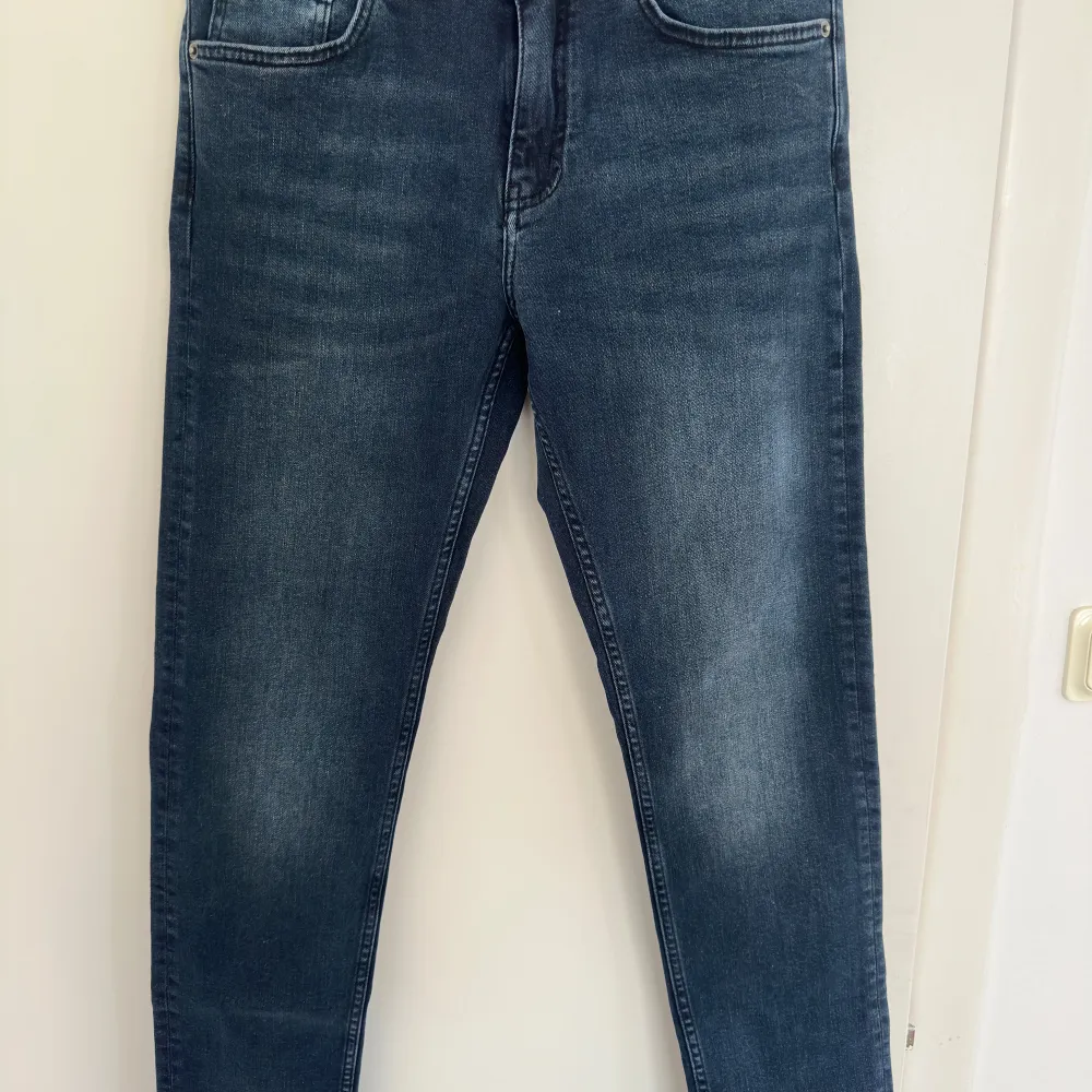Snygga mörkblå jeans från J.Lindeberg i modellen Jay Active. De har en klassisk femficksdesign och en stilren look. Perfekta för en trendig vardagsstil.. Farkut & Housut.