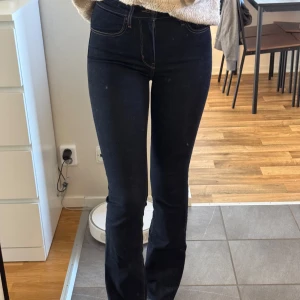 Levi’s Jeans - Jättefina bootcutjeans i mörkblå tvätt från Levi’s, modell 725. Använda sparsamt och i väldigt bra skick! Är väldigt sköna och dom har lite stretch i sig vilket är skönt och dom formar sig fint efter kroppen. Ser ut som nya, skicket är 9/10! 🙌🏼 priset kan diskuteras vid snabb affär🤩