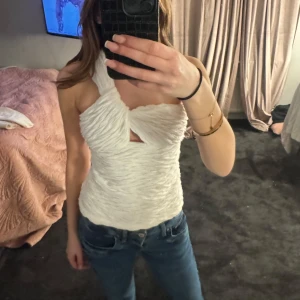 Vit ärmlös topp med twistdetalj - Super fin topp.