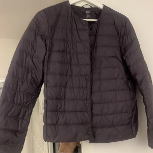 Blågrå dun jacka från Uniqlo - Snugg vår jacka, några fläckar men ej ngt som syns!