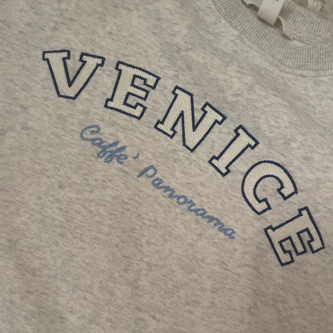 Grå sweatshirt med tryck - 1