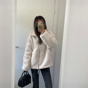 Hm teddyjacka  - Kollar intresse på min teddyjacka från Hm, storlek S. Köptes i höstas så inte mycket använd men hänger lite trådar (var så när jag köpte den) samt fått små minifläckar (se bilder för exempel)🥰 Kom med bud! 