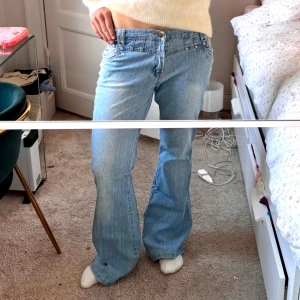 Jeans - Så snygga jeans med coola detaljer fint skick förutom lite slitna längst ner men men det är ju så alla byxor blir efter man använt dom om dom når marken❤️