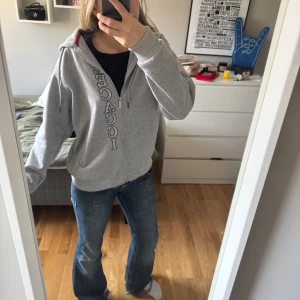 Grå hoodie från Lecacci - Säljer en grå hoodie från Lecacci med dragkedja och en stor fjärilsmönster på ryggen. Tröjan har en mysig fleeceinsida och ribbade muddar. Perfekt för kyliga dagar och svala sommarkvällar! Nypris 999kr