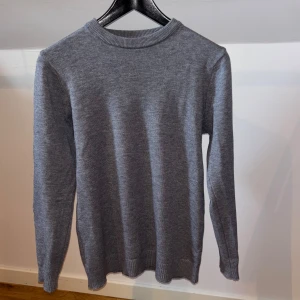 Stickad Tröja (kashmir) - Hej säljer en super skön Kashmir tröja! | Skick 10/10 | Nypris 699 kr | Strlk M | Hör gärna av er vid fler funderingar! Modellen är 180 cm och väger 70 kg.