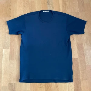 Mörkblå heavyweight t-shirt från Acne Studios - Mörkblå t-shirt I storlek M från Acne Studios. Det är en boxy cropped fit i väldigt heavyweight material. 