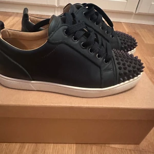 Loubs ! - Sälja dessa, loubs i en fett Metallica färg eftersom de är för små för mig, de 8-10 sick stolek 41 men passar 42 hör av er vid frågor  