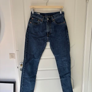 Levis jeans - Klassiska Levis 501 jeans i blå denim. Dessa jeans har en rak passform och är tillverkade av högkvalitativt jeansmaterial.