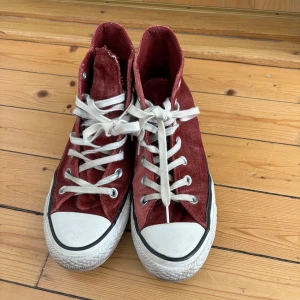 Röda Converse All Star i sammet - Snygga röda Converse All Star i sammet 