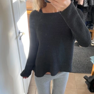 Svart tröja - Säljer denna fina svarta tröja, perfekt till vardagen❣️❣️