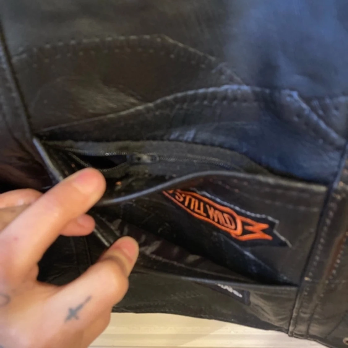 Svart skinnväst med patchar - 4