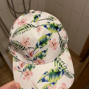 Lippalakki - Valkoinen lippalakki, jossa hieman kivoja erilaisia kuvioita. Koko One size Kissatalous Mikäli hinta ei miellytä tarjoa rohkeasti. Katsothan myös muut ilmoitukseni!!