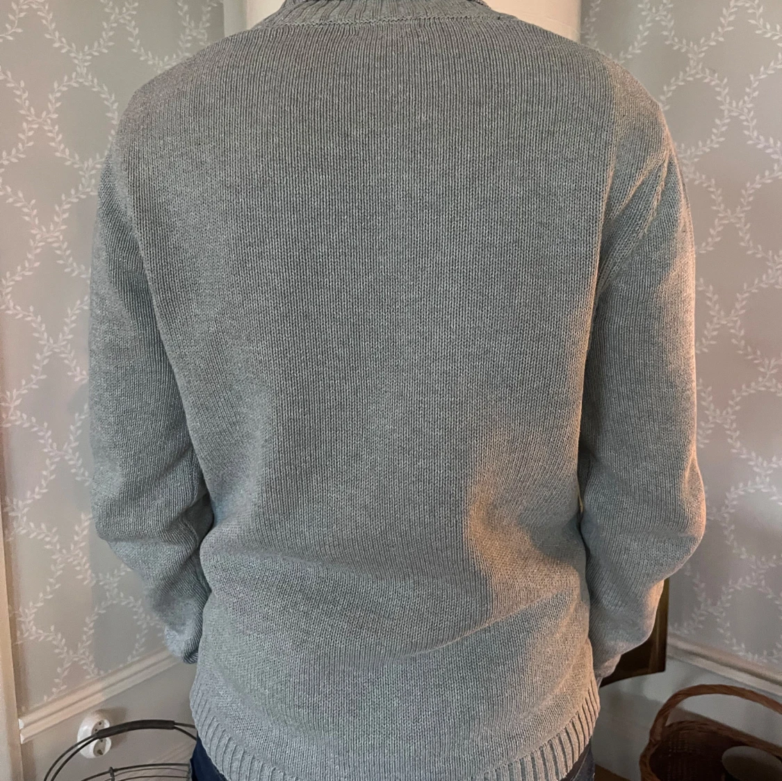 Grå stickad kofta med knappar - 1