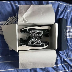 Christian dior b30 skor  - säljer dessa skor som är i nyskick, priset kan diskuteras vid snabb affär och dem är riktigt sköna och fina! Perfekta nu mot våren/ sommar. Jag skulle säga att skicket är 9/10. Så ni vet så tillkommer ej box eller något annat då jag har gett bort det till min storebror. Hör Av er om ni har några funderingar.