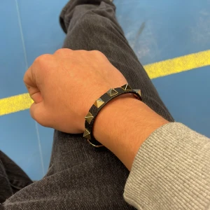 Valentino armband - Säljer de här identiska valenentino armbandet som är riktigt fint passar både tjejer och killar.