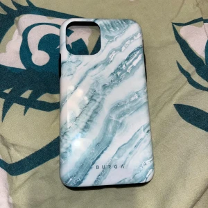 Puhelimenkuoret - Vaaleansiniraitaiset puhelimenkuoret. Kerran käytetty. Iphone 11 pro puhelimeen.  Kissatalous MMM Mikäli hinta ei miellytä tarjoa rohkeasti. Katsothan myös muut ilmoitukseni!!