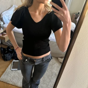 Svart topp  - Svart topp från only i xs med lite öppen rygg