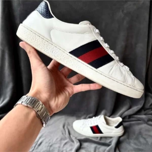 Gucci ace - Orginalstorlek: 8,5/42,5 passar mellan 42-43, fråga om innermått vid osäkerhet | ingår: endast skorna | skickar spårbart eller möts upp i Täby📍