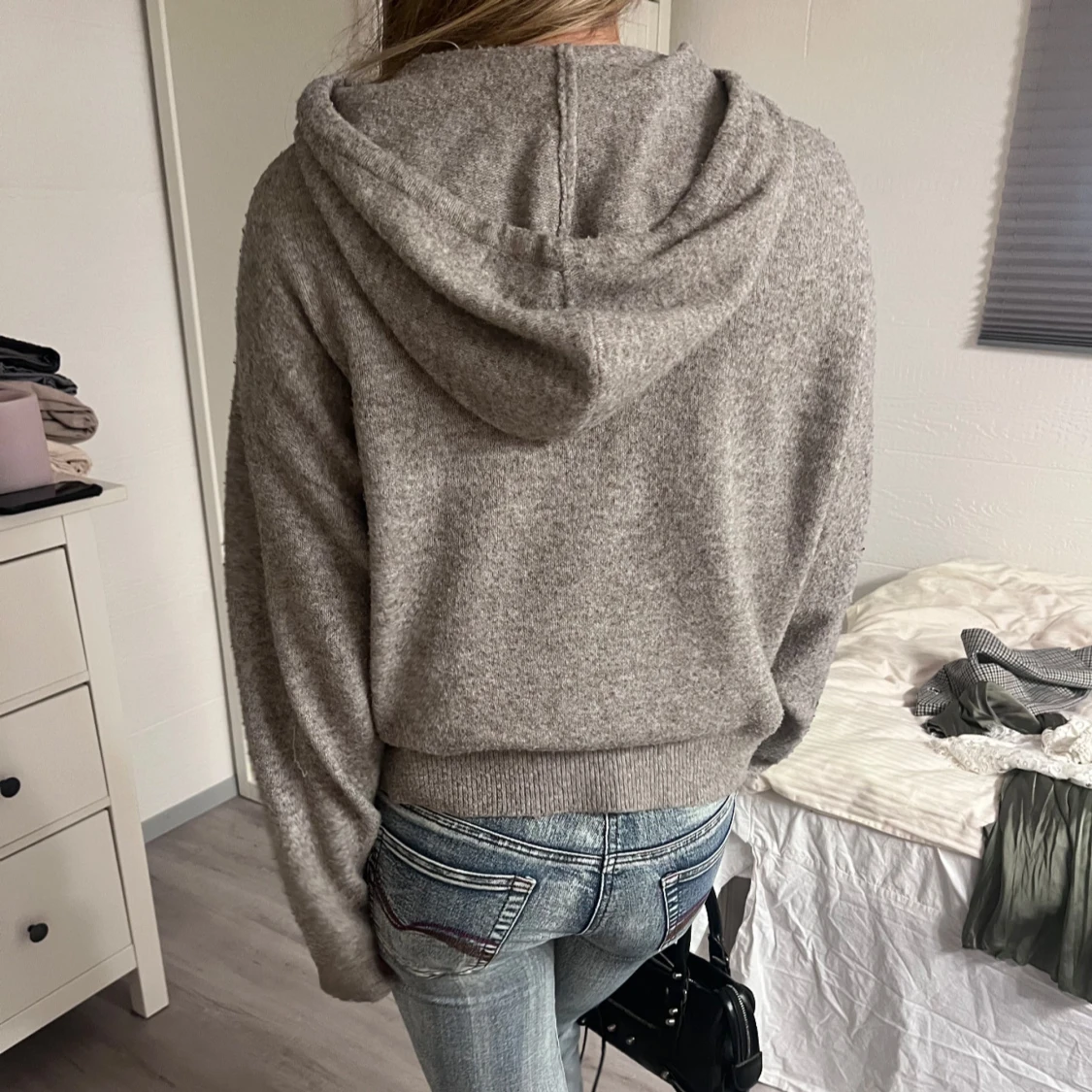 Grå/beige stickad hoodie - 2