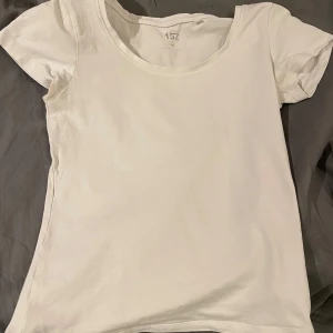 Vit T-shirt  - Vanlig basic T-shirt 🥰